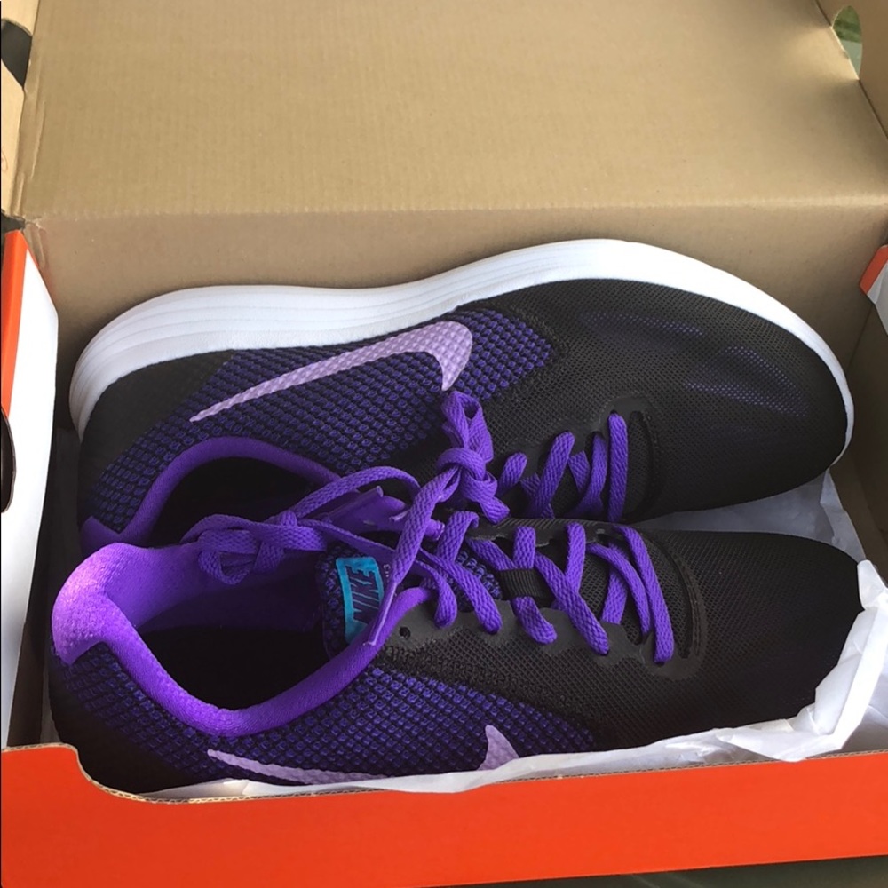 WMNS Nike revolution 3 black/fierce purple/blue 10